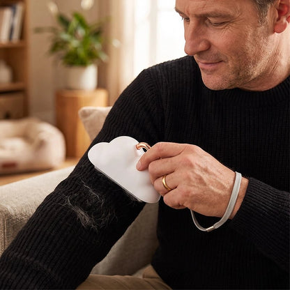 Brosse anti poil surface texturée qui capte efficacement les poils d'animaux sur les textiles et vêtements par simple frottement
