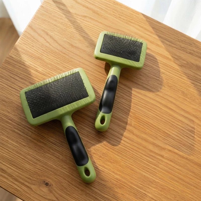 Brosse pour Chien Coloris vert et noir au design moderne