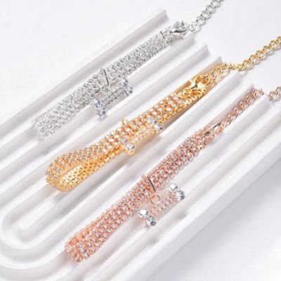 Collier chiot Structure en plusieurs lignes de strass pour un effet luxueux et sophistiqué