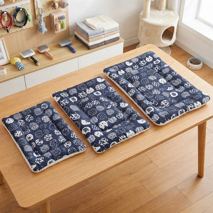 Tapis Chien design avec imprimés poissons en bleu marine et blanc, s'intègre harmonieusement dans l'intérieur