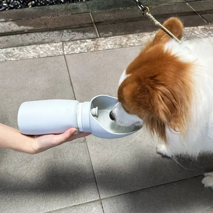 Une belle petite bouteille d'eau avec son bec pour chien facile a transporter . - WOOF TOUT